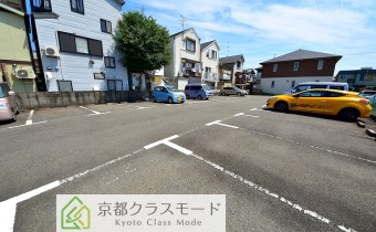 敷地内ガレージ・1台無料です♪