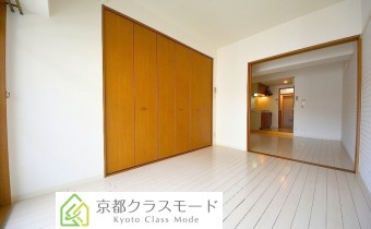 大きなクローゼットのある洋室6.1帖(手前)＋LDK9.3帖(奥)♪