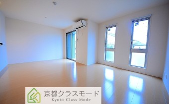 LDK 16.7　窓が多く陽当たりの良いリビングルーム