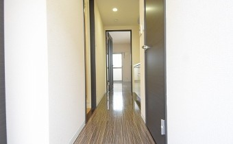 玄関　※室内写真は同マンション内の別タイプのお部屋になります。