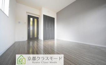 シックな雰囲気の室内空間♪アクセントクロスがお洒落！※室内写真は同マンション内の別タイプのお部屋になります。