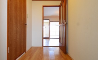 玄関　※写真は同物件405号室のものです。