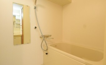 バスルーム　※写真は同物件405号室のものです。