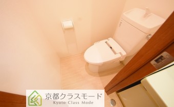 ウォシュレットトイレ　※写真は同物件405号室のものです。