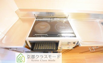 2口IHコンロ（グリル付き）　※写真は同物件405号室のものです。