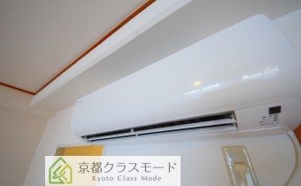 リビングのエアコン　※写真は同物件405号室のものです。