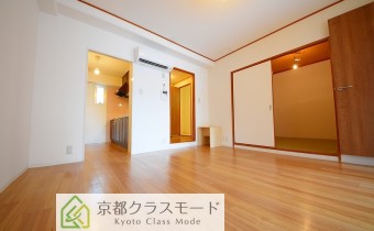室内は綺麗にリフォーム済み♪部屋数も多いのでファミリー様におすすめ！　※写真は同物件405号室のものです。