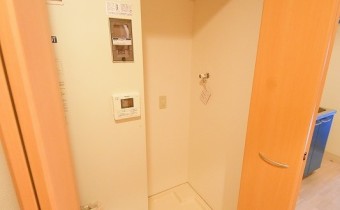 電気温水器＆洗濯機置場