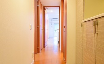 玄関　※室内写真は同マンション内の別タイプのものです。参考にご覧ください。
