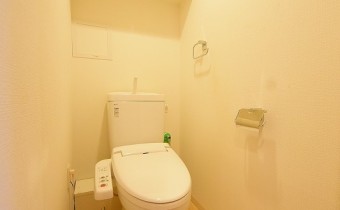 ウォシュレットトイレ　※室内写真は同マンション内の別タイプのものです。参考にご覧ください。