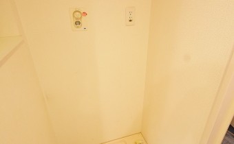 洗濯機置場　※室内写真は同マンション内の別タイプのものです。参考にご覧ください。