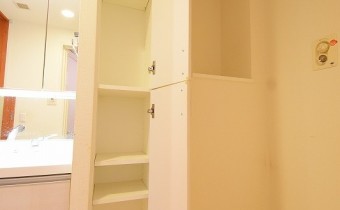 脱衣所の収納　※室内写真は同マンション内の別タイプのものです。参考にご覧ください。