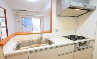 システムキッチン　※室内写真は同マンション内の別タイプのものです。参考にご覧ください。