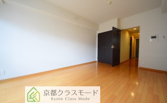 シックな雰囲気で高級感のある室内空間♪お部屋は8.5帖あります！