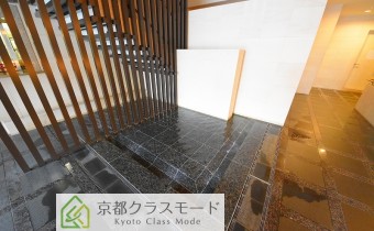 エントランスに水が流れるお洒落空間です♪