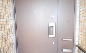 玄関扉　※同マンション内の別のお部屋のものです。参考としてご覧ください。