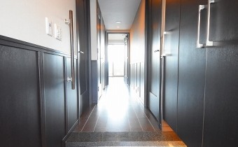 玄関　※同マンション内の別のお部屋のものです。参考としてご覧ください。
