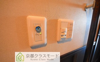 セキュリティ＆人感センサーライト　※同マンション内の別のお部屋のものです。参考としてご覧ください。
