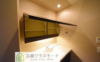 鏡は開けると収納になっています！　※同マンション内の別のお部屋のものです。参考としてご覧ください。