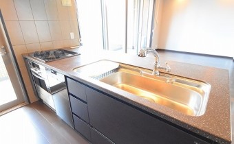 システムキッチン　※同マンション内の別のお部屋のものです。参考としてご覧ください。※キッチンはIHになります。