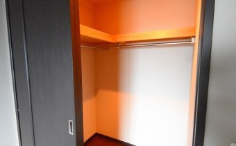 ウォークインクローゼット　※同マンション内の別のお部屋のものです。参考としてご覧ください。