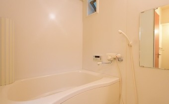 バスルーム　窓が付いていますので換気ができます！