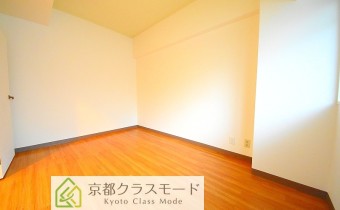 ※室内写真は同マンション内の102号室の物です（別タイプ）