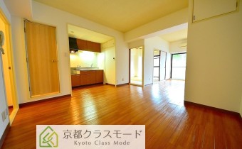 ※室内写真は同マンション内の102号室の物です（別タイプ）