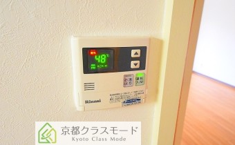 給湯操作パネル　※室内写真は同マンション内の102号室の物です（別タイプ）