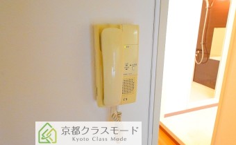 インターホン　※室内写真は同マンション内の102号室の物です（別タイプ）