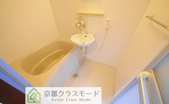 バスルーム　浴槽は広めです♪