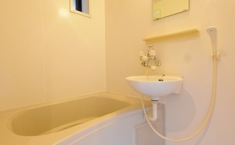 バスルーム　窓もありますので換気しやすいです♪