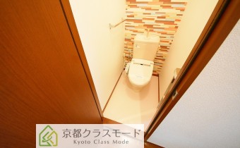 ウォシュレットトイレ　レンガ調のアクセントクロス