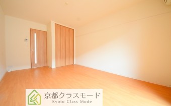 木目調の温かい雰囲気のお部屋です♪8.8帖のゆとりの空間！