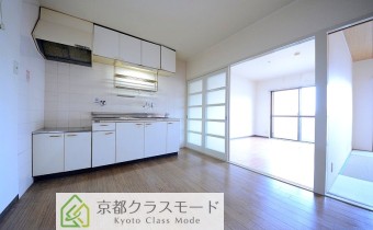 DK 6帖　隣室とつないで12帖のリビングにもできます♪