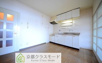DK 6帖　隣室とつないで12帖のリビングにもできます♪