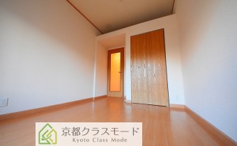 洋室6帖　天井が高く広く感じます♪　※201号室は「ロフト付き」です。