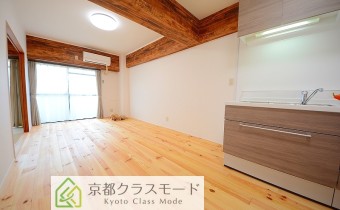 LDK 12.35帖　ロッジ風な落着く内装のリビングルーム