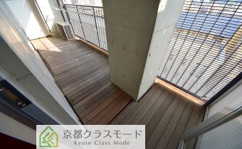 バルコニーはウッドデッキ仕様