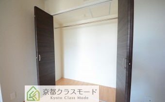 洋室4.3帖のワイドクローゼット