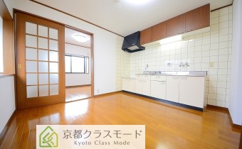 この綺麗さでお家賃6.5万円はかなり魅力的♪天井収納庫も有り！