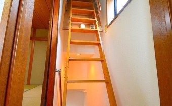 天井収納への階段