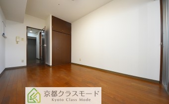 シックな室内空間♪広々8帖タイプの1K！