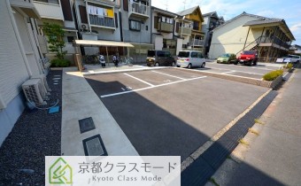 敷地内ガレージ・1台無料です♪