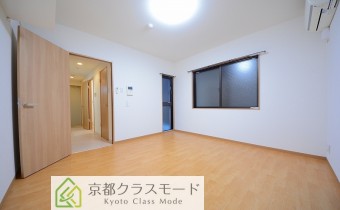 ゆとりのある8.1帖の室内空間♪角部屋ですので風通しも良し！