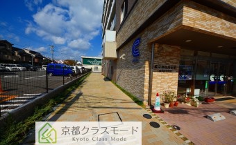 エントランスへ