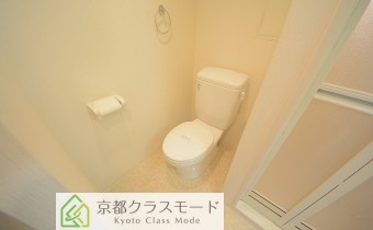 トイレ　※同マンション内の別のお部屋のものです。参考としてご覧ください。