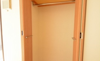 クローゼット　※同マンション内の別のお部屋のものです。参考としてご覧ください。
