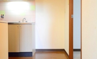 玄関　※室内写真は同マンション内別タイプのお部屋になります。