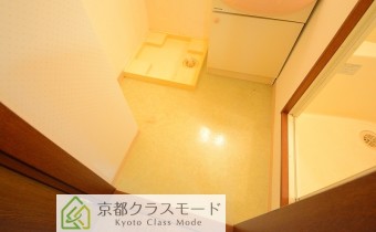 脱衣スペース　※室内写真は同マンション内別タイプのお部屋になります。